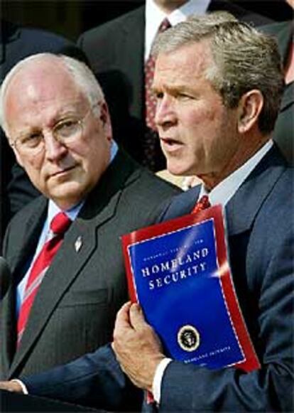 Bush, junto al vicepresidente Cheney, presenta su plan de seguridad.