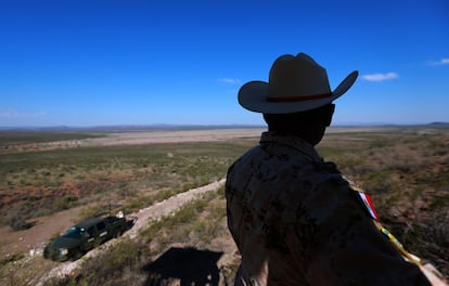 Un elemento del ejército resguarda el Centro Nacional de Adiestramiento y Criadero Militar de Ganado Santa Gertrudis. 