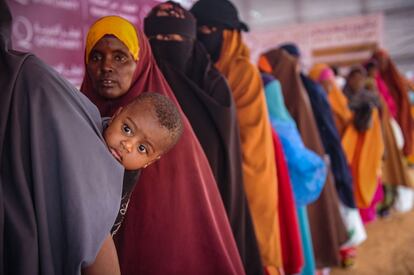 Somales desplazados hacen cola para recibir comida en Mogadiscio (Somalia).