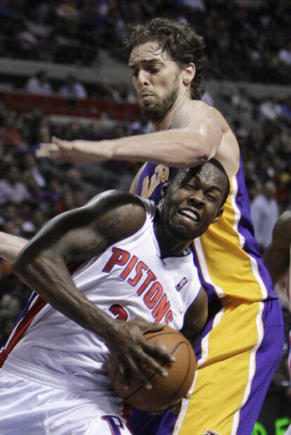 Pau Gasol defiende ante Rodney Stuckey, de los Detroit Pistons.