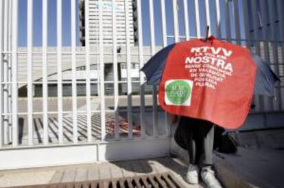 Un trabajador de RTVV a las puertas del Centro de Emisiones de Burjasot. EFE/Archivo