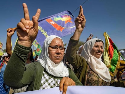 Kurdos sirios, en una manifestación tras el anuncio de la ofensiva, el pasado lunes en Ras al-Ain (Siria).