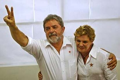 Lula hace el signo de la victoria junto a su esposa tras votar en un colegio de Sao Bernardo do Campo en la segunda vuelta electoral. La victoria de Lula tiene muchas lecturas, y una de ellas es que con él ganó la idea de que tienen que existir alternativas al actual modelo económico que impera en la región.(AP)