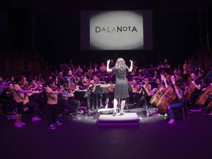 La orquesta de jóvenes del programa DaLaNota tocan en el Teatro Price.