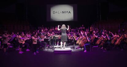 La orquesta de jóvenes del programa DaLaNota tocan en el Teatro Price.