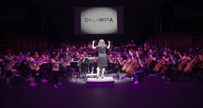 La orquesta de jóvenes del programa DaLaNota tocan en el Teatro Price.