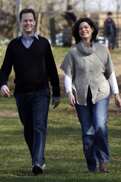 Nick Clegg, candidato liberal, y su esposa, Miriam González.