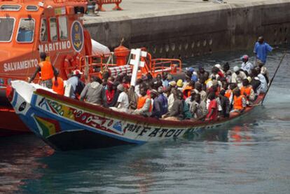 Un cayuco con 67 inmigrantes a bordo a su llegada ayer por la  tarde al Puerto de Los Cristianos en Tenerife.