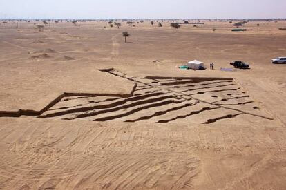 Excavación de las antiguas acequias de la zona agrícola en al Madam.