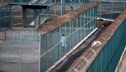 Uno de los presos de la base estadounidense de Guantánamo (Cuba) el pasado abril.