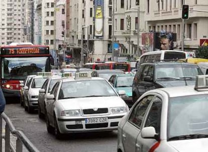 Atasco en la  Gran Vía de Madrid, una de las más transitadas de la ciudad.