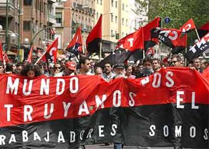 Cientos de personas han asistido a la manifestación convocada por la CNT en Madrid, que ha discurrido por la calle Bravo Murillo hasta Cuatro Caminos.