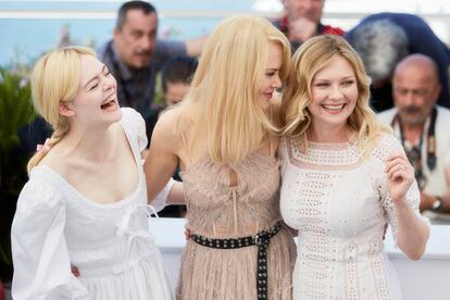 Las actrices Elle Fanning, Nicole Kidman y Kristen Dunst durante el 'photocall' de la película 'The Beguiled'.