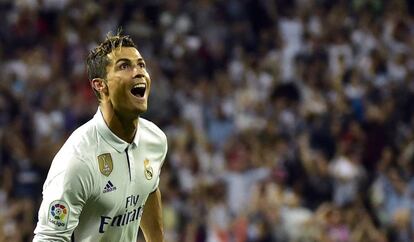 Cristiano Ronaldo celebra uno de sus goles al Sevilla en el Bernabéu.