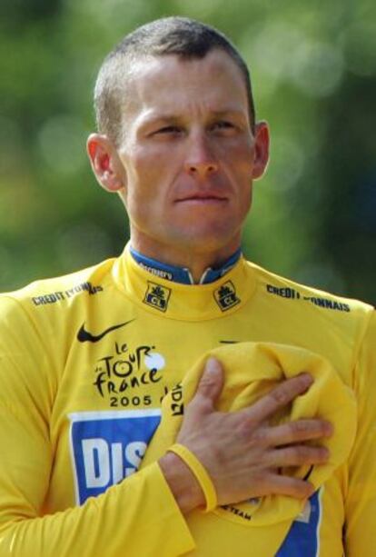 Armstrong escucha el himno estadounidense en los Campos Elíseos de París tras lograr su séptimo Tour.