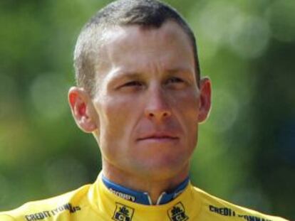 Armstrong escucha el himno estadounidense en los Campos Elíseos de París tras lograr su séptimo Tour.