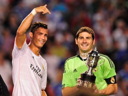 Cristiano Ronaldo y Casillas, con el trofeo ganado al Chelsea en Miami.
