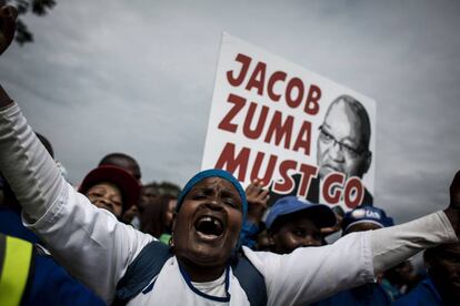 Partidarios del partido Alianza Democrática (DA) levantan un cartel que lee "Jacob Zumba debe marcharse" durante una marcha contra el presidente sudafricano Jacob Zuma, en Johannesburgo (Sudáfrica).