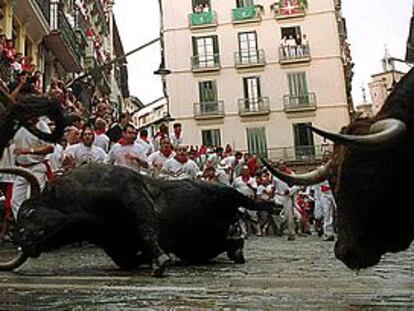 Segundo encierro, con toros de Cebada Gago, a su paso por la calle Mercaderes.