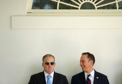 Sean Spicer y Reince Priebus observan cómo Donald Trump presenta al equipo de fútbol de la Academia de la Fuerza Aérea estadounidense el trofeo de Comandante Jefe en el Rose Garden de la Casa Blanca, el 2 de mayo de 2017. Joshua Roberts: "Cubrir la Casa Blanca no solo significa cubrir al presidente. Los empleados de la Casa Blanca son una parte importante de la historia y su relación con el presidente y entre ellos es un indicador de cómo van las cosas en el ala oeste. La tendencia es centrarse exclusivamente en el presidente al comienzo de un evento, pero siempre trato de ver cómo reaccionan las personas a medida que se desarrollan las cosas".