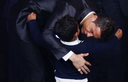 Cristiano, con su hijo, tras recibir el premio.