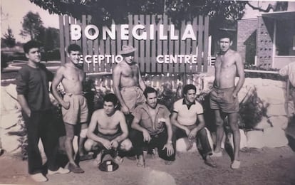 Jóvenes españoles de la Operación Canguro en el campo de recepción de migrantes Bonegilla, construido tras la Segunda Guerra Mundial en Victoria.