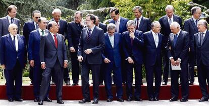 El presidente del Gobierno, Mariano Rajoy, recibe a los integrantes del Consejo Empresarial para la Competitividad (CEC) en el palacio de La Moncloa. En la foto, de izquierda a derecha, en primera fila, Isidoro Álvarez (El Corte Inglés), Ignacio Sánchez Galán (Iberdrola), Emilio Botín (Santander), Mariano Rajoy, César Alierta (Telefónica), Pablo Isla (Inditex), Isidro Fainé (Caixabank), Francisco González (BBVA) y Antonio Brufau (Repsol). En segunda fila, Ignacio Osborne (Osborne), Javier Moll (Grupo Moll), Isak Andic (Mango), Florentino Pérez (ACS), Rafael del Pino (Ferrovial), Antonio Huertas (Mapfre), José Manuel Entrecanales (Acciona), Leopoldo Rodés (Grupo Havas) y Simón Pedro Barceló (Barceló), en mayo de 2014.