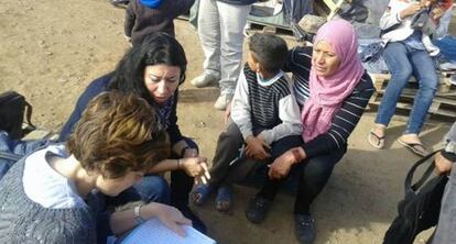 Los trabajadores de Amnistía Internacional entrevistan a una de las madres y a su hijo, la pasada semana.
