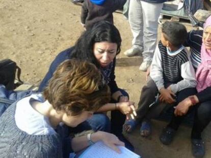 Los trabajadores de Amnistía Internacional entrevistan a una de las madres y a su hijo, la pasada semana.