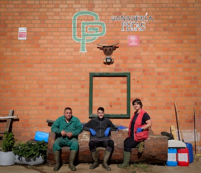 Los ganaderos José Manuel Pérez (izquierda) y Cecilia Castro, junto a su hijo, Ricardo Pérez, en Villaquejida (León).