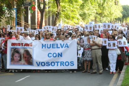 Unas mil personas apoyaron ayer en Huelva a la familia de los niños desaparecidos en Córdoba.