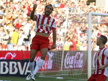 Verza celebra el primer gol del Almería.