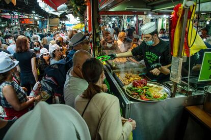 Tradicional feira de rua em Tel Aviv durante o fim de semana.