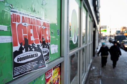 Carteles que avisan de cómo actuar ante los agentes migratorios, en el barrio de La Villita de Chicago, el 23 de enero.