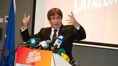 El expresidente de la Generalitat de Catalu&ntilde;a, Carles Puigdemont, durante una rueda de prensa en Brujas (B&eacute;lgica), el pasado 25 de noviembre de 2017. 