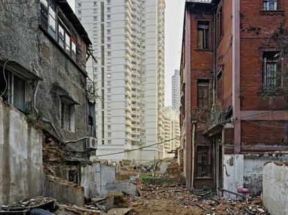 En China, la destrucción de las ciudades históricas da paso a nuevas urbes que arrasan con cuanto existía. En la imagen, nuevos bloques tras un viejo barrio de Chongqing, una ciudad al este del país, en 2003.