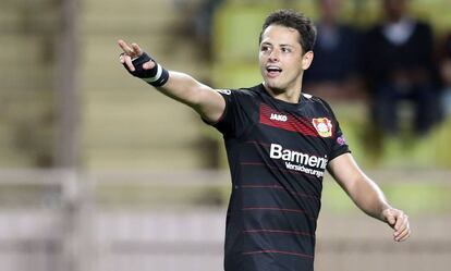 El Chicharito festeja su gol 100 en Europa