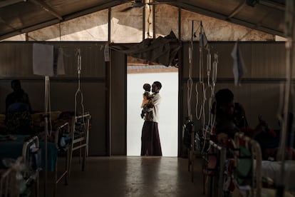 Nyukouth sostiene a su hermana Nyawan en el hospital de MSF en el campo de Bentiu. Tenía neumonía y fiebre alta, pero se está recuperando bien.