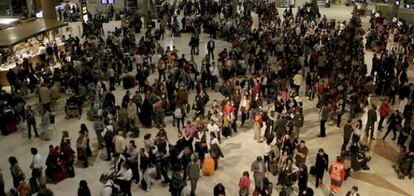 El aeropuerto de Los Rodeos, en Tenerife, está cerrado por el abandono masivo de los controladores de sus puestos de trabajo, menos Andalucía