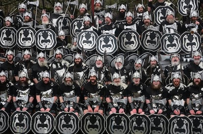 Decenas de personas vestidas de vikingos para celebrar el tradicional festival llamado 'Up Helly Aa', en las Islas Shetland.