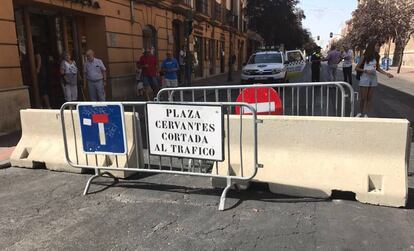 Cortes de tráfico en la calle de los Libreros, en Alcalá de Henares.