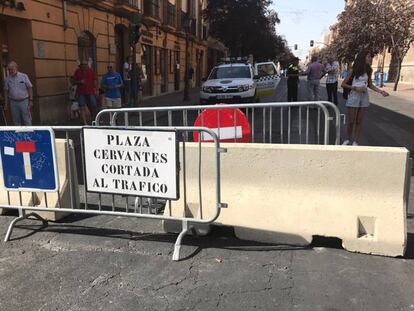 Cortes de tráfico en la calle de los Libreros, en Alcalá de Henares.