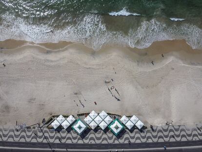 Playa de Copacabana, este sábado. El presidente brasileño, Jair Bolsonaro, que niega la gravedad de la covid-19, criticó el cierre de las playas en la ciudad, su cuna electoral.