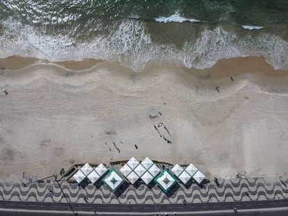 Playa de Copacabana, este sábado. El presidente brasileño, Jair Bolsonaro, que niega la gravedad de la covid-19, criticó el cierre de las playas en la ciudad, su cuna electoral.