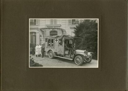 Hospital español de San Fernando en París: ambulancia donada por Alfonso XIII, h. 1916. 
