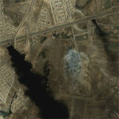 Imagen de  satélite que muestra una columna de humo sobre Bagdad producto de un bombardeo.