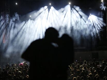 Dos asistentes se besan en mitad de la actuación de The Agapornis quienes cerraron el festival con una explosión infinita de ritmo.