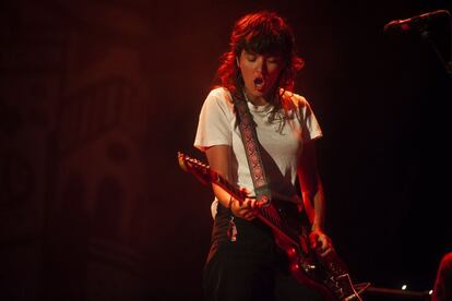 Els grups liderats per dones van prendre el control de les primeres hores del Primavera Sound. A la foto, Courtney Barnett sobre l'escenari, el 30 de maig.