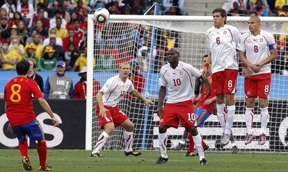 El centrocampista de la selección española  lanza una falta ante la barrera de Suiza.