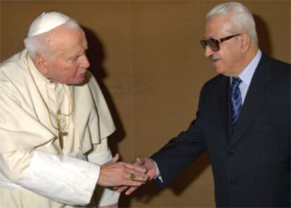El <i>número dos</i> del régimen iraquí, junto a Juan Pablo II, en la Santa Sede.